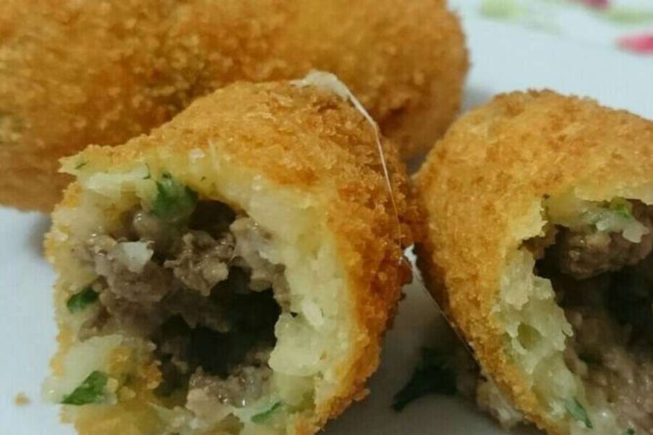 BOLINHO DE AIPIM COM CARNE MOÍDA