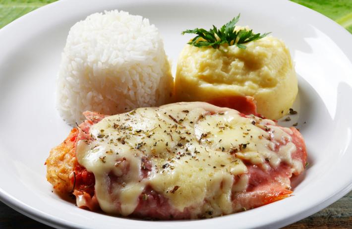 FILÉ A PARMEGIANA