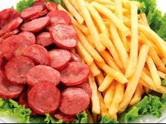 LINGUIÇA CALABRESA COM BATATA FRITA